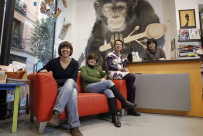 De izquierda a derecha, las socias fundadoras de A Punto: Aída Peral, Sara Cucala, Ana Lorente y Roberta Bruno, en la librería.