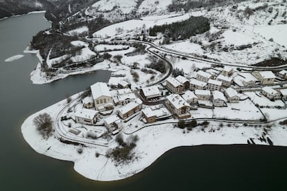 Vista del localidad de Eugui, en Navarra,  junto a las aguas del pantano en una jornada donde la Agencia Estatal de Meteorología ha dado alerta naranja por nieve este miércoles.