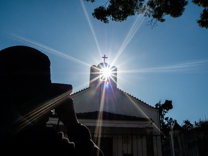 Un peregrino en la ruta del Camino de Santiago toma una foto de una iglesia en Portugal.