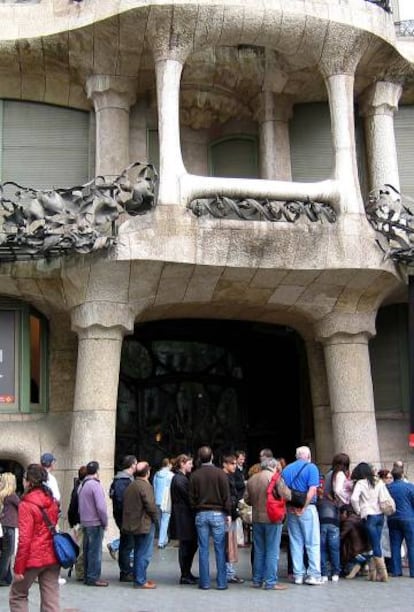 Colas ante La Pedrera, uno de los equipamientos patrimoniales más visitados en Cataluña.