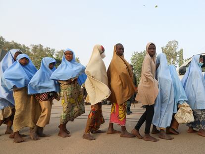 Las niñas secuestradas en el noroeste de Nigeria hacen fila tras su liberación este martes.