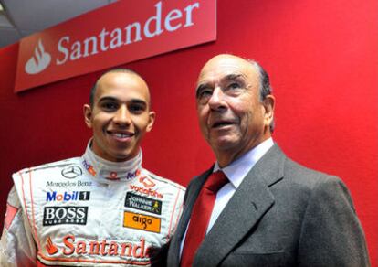 El presidente del Banco Santander, Emilio Botín, junto al piloto de Formula Uno Lewis Hamilton.