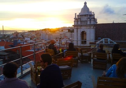 Atardecer desde el Park, con vistas hacia el barrio de Estrela y la torre de la Igreja de Santa Catarina.