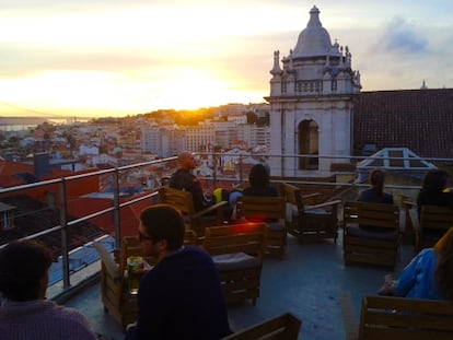 Atardecer desde el Park, con vistas hacia el barrio de Estrela y la torre de la Igreja de Santa Catarina.