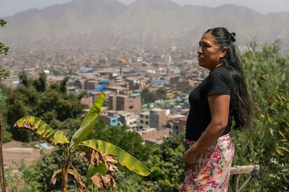 Esther Escobar Rodríguez en una de las partes más altas de la Selva escondida y la vista del distrito de San Juan de Lurigancho.