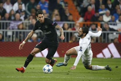 El centrocampista argentino del París Saint-Germain Ángel Di María (i) disputa el balón con el centrocampista del Real Madrid Isco Alarcón (d).