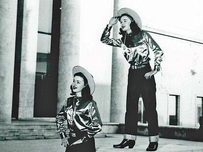 Las gemelas Pat y Priscilla Emeritt, que protagonizaron el primer desfile de Levi's en París en 1947.