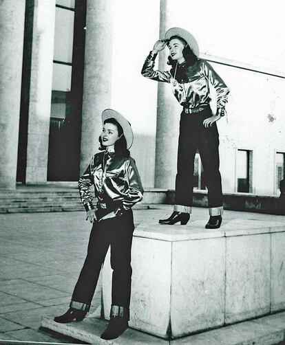 Las gemelas Pat y Priscilla Emeritt, que protagonizaron el primer desfile de Levi's en París en 1947.