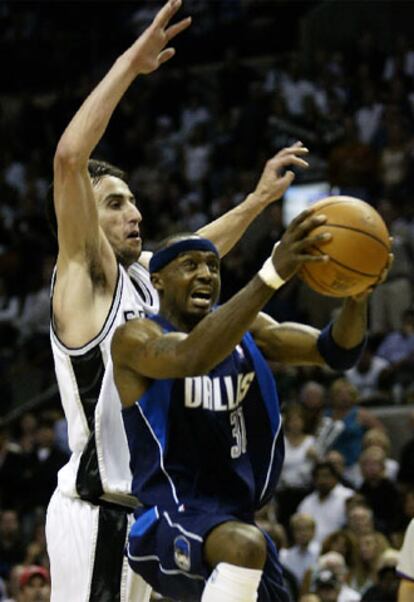 Jason Terry, jugador de los Mavericks y Manu Ginobili , de San Antonio Spurs , luchan por un balón