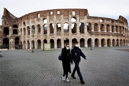 Turistas caminham em frente ao coliseu, em Roma, com máscaras para proteção.


12/03/2020 ONLY FOR USE IN SPAIN