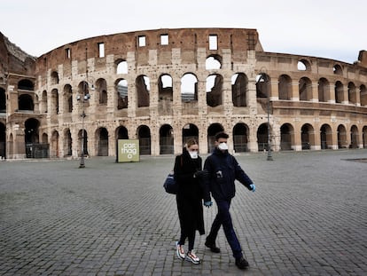 Turistas caminham em frente ao coliseu, em Roma, com máscaras para proteção.


12/03/2020 ONLY FOR USE IN SPAIN