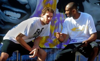 Los jugadores de los Lakers Pau Gasol y Kobe Bryant, durante un acto celebrado en Barcelona durante su visita a la ciudad para jugar contra el Barcelona.