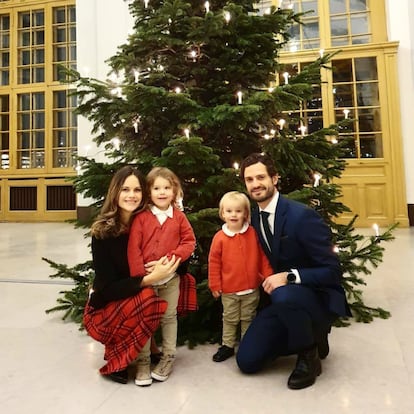 A diferencia de Victoria de Suecia, su hermano, Carlos Felipe, ha optado por posar frente a un árbol de Navidad, decorado simplemente con velas. En la imagen, se encuentra acompañado de su esposa, Sofía Cristina de Suecia, y sus hijos Alejandro y Gabriel. Los dos pequeños aparecen vestidos de igual manera, con chaquetas rojas y pantalones beis.