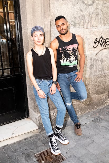 Roberto (27 años) y Manuel (26 años) en Chueca, durante la celebración del Orgullo.