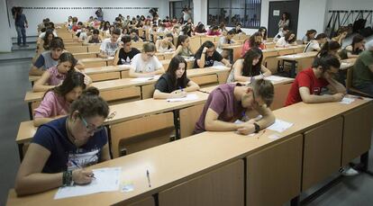 Estudiantes andaluces, este lunes, en la prueba de acceso a la Universidad celebrada en Sevilla.