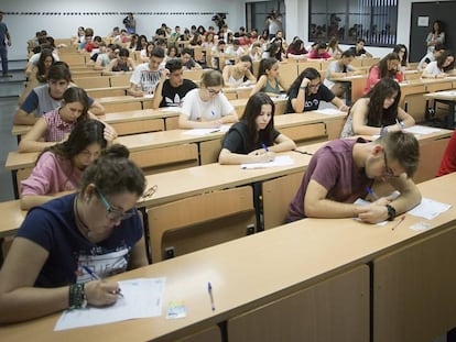 Estudiantes andaluces, este lunes, en la prueba de acceso a la Universidad celebrada en Sevilla.