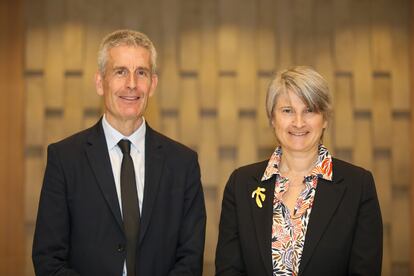 El director general de Voyage SNCF y presidente de Ouigo España, Alain Krakovitch, y la directora general la 'low cost', Hèlène Valenzuela, esta mañana en Madrid.