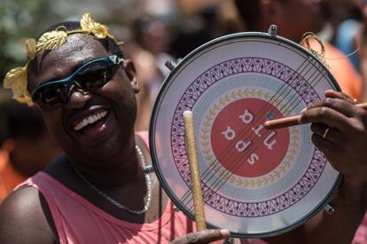 Un músico del 'bloco' (pasacalles) que desfila con el lema 'Río: las Olimpiadas están aquí'.