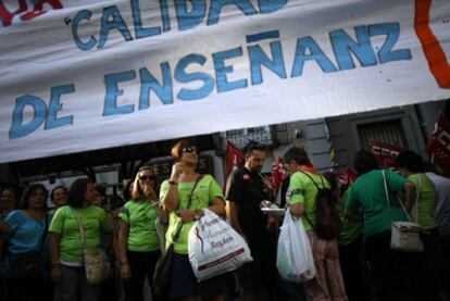 Concentración de profesores de escuelas infantiles públicas frente a la Consejería de Educación en la calle Alcalá.