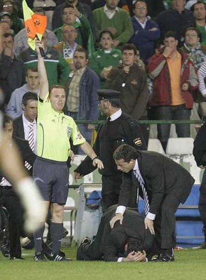 Juande Ramos, en el momento de caer herido sobre el césped.