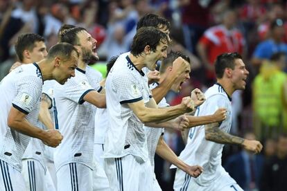 Los jugadores rusos celebran la victoria frente a la selección española.
