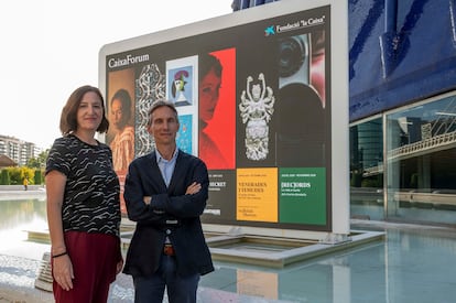 La directora de Exposiciones de CaixaForum, Isabel Salgado, y el director de la entidad en Valencia, Álvaro Borrás, posan frente al cartel de la temporada 2024-2025.