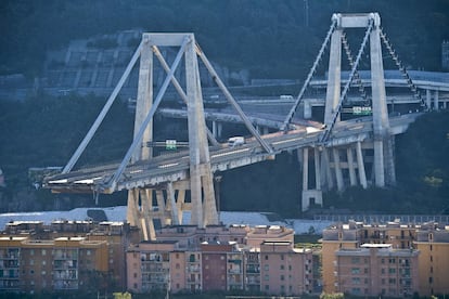 Vista de los vehículos permanecen sobre una sección de un puente que continúa en pie tras el desplome de un tramo el martes en Génova (Italia).
