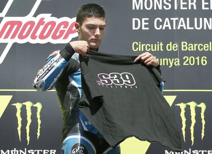 Jorge Navarro, ganador de Moto3 en Cataluña, muestra la camiseta en recuerdo de Luis Salom. No hubo cava, ni fiesta en el podio del último gran premio.