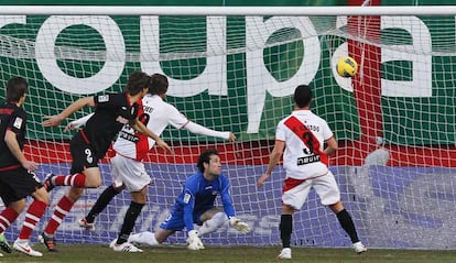 El delantero del Athletic de Bilbao Fernando Llorente marca su primer gol