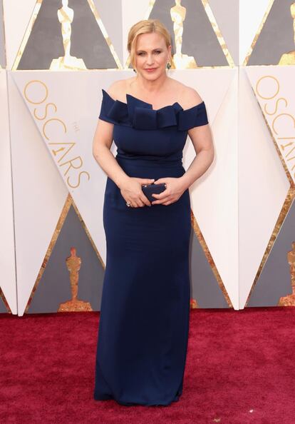 Patricia Arquette, elegante y sencilla con un vestido azul marino de Marina Rinaldi.