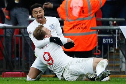 Kane y Lingard celebran el 2-1.