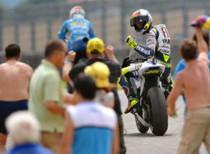 Rossi celebra su victoria entre los aficionados que invadieron la pista de Mugello al terminar la carrera de MotoGP.