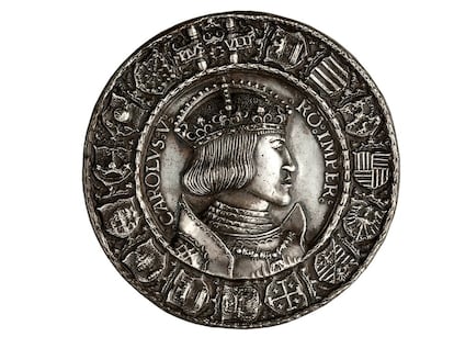 El Concejo de Núremberg encargó a Alberto Durero el diseño de una medalla que conmemorase la celebración de la Dieta del Imperio en 1521 en la ciudad. Pero se cambió la ubicación y el emperador, que tenía 20 años, no llegó a recibir ninguna de las 24 medallas de plata. En el anverso se ve a Carlos V, rodeado por los 14 escudos de sus reinos.
