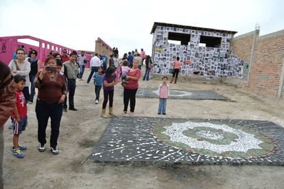 Encuentro de vecinos, familiares de desaparecidos y artistas en La Gallera, el lugar de las fosas.