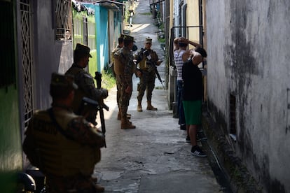 Dos personas son detenidas en un cerco militar en Soyapango, El Salvador, en julio de 2024.