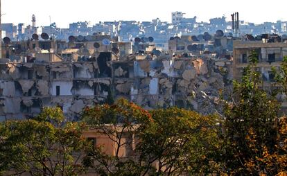Vista general de la destrucción del barrio Bustan al-Basha, en Alepo (Siria).