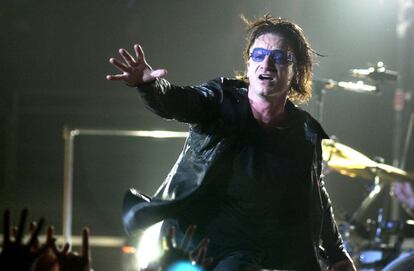 Bono durante un concierto en el Target Center de Minneapolis dentro de la gira promocional de 'All That You Can't Leave Behind' en mayo de 2001.