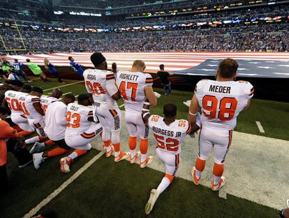 Algunos miembros de los Cleveland Browns se arrodillan durante el Himno Nacional para reivindicar los derechos de los ciudadanos afroamericanos en el Lucas Oil Stadium de Indianápolis, el 24 de septiembre de 2017.