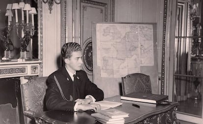 Juan Carlos de Borbón y Borbón, en su entonces residencia del palacio de los duques de Montellano, en junio de 1955.