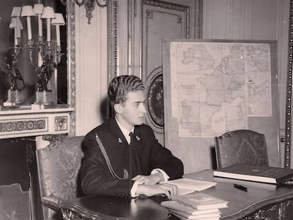 Juan Carlos de Borbón y Borbón, en su entonces residencia del palacio de los duques de Montellano, en junio de 1955.