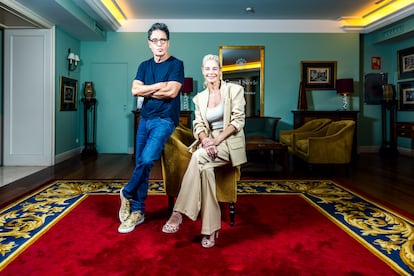 Daniel Écija y Belén Rueda posan en una sala del hotel Wellington en Madrid.