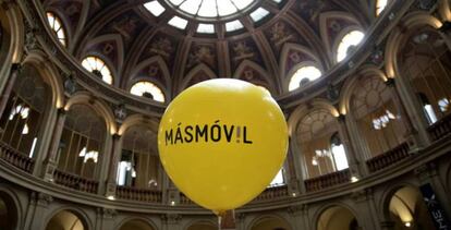Imagen de un globo con el logo de MásMóvil en el interior de la Bolsa de Madrid tomada el día del debut de la firma en la Bolsa sénior, el 14 de julio de 2017.