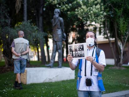 El recorrido pasa por la estatua de Valle Inclán para hablar de las relaciones de amistad de Antonio Machado con los otros miembros de la Generación del 98. 