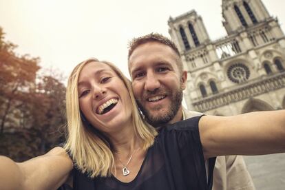 Gracias a la ayuda de parejas felices como esta, podrá reconstruirse Notre Dame.