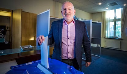 El socialista Frans Timmermans vota en Heerlen (Los Países Bajos), este jueves.