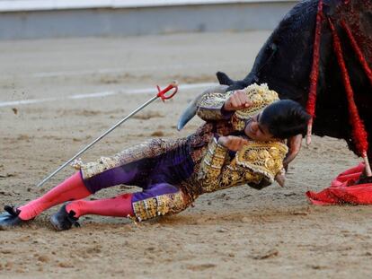 Francisco de Manuel fue aparatosamente volteado por su primer novillo.