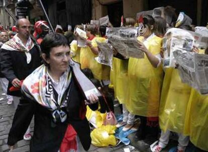 La compañía mixta Jaizkibel desfila ante los disfrazados partidarios del Alarde tradicional.