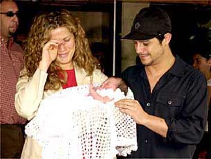 Jaydy Mitchell, emocionada con Manuela en brazos, junto a Alejandro Sanz, ayer a la salida de la clínica.