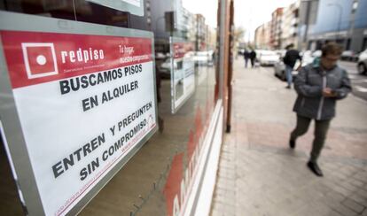 Carteles de viviendas en alquiler en una oficina inmobiliaria.  