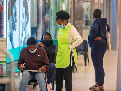 La gente espera para vacunarse en un centro comercial en Johannesburgo (Sudáfrica), este viernes.
